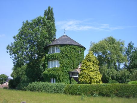 Emmerich : Ortsteil Dornick, die auf dem Deich stehende ehemalige Mühle Dornick wird heute bewohnt